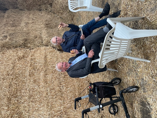 en hamburgers ten bate van KASH